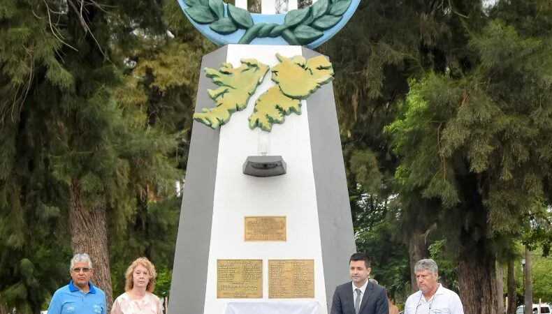 SÁENZ PEÑA: Se descubrió una placa conmemorativa en homenaje a los Veteranos y Caídos en Malvinas.